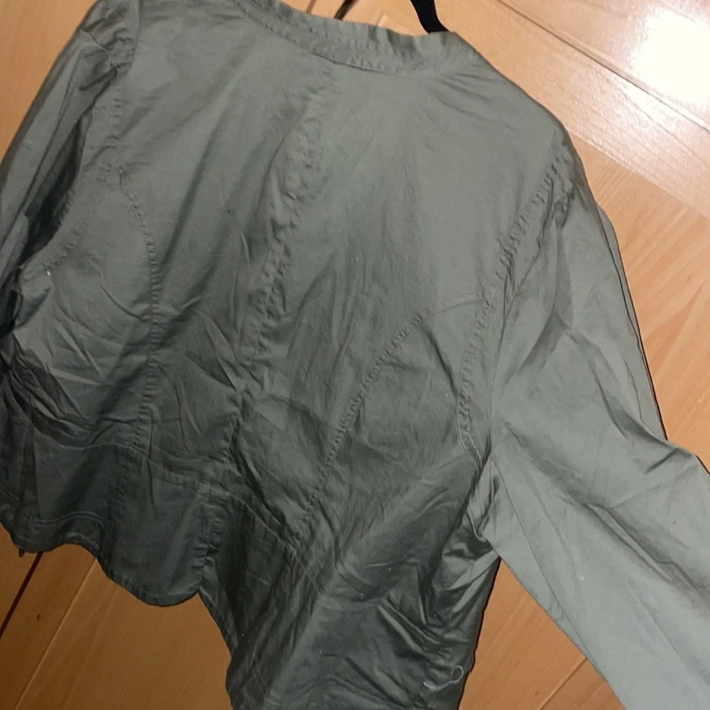Green button down - Picture 8 of 8